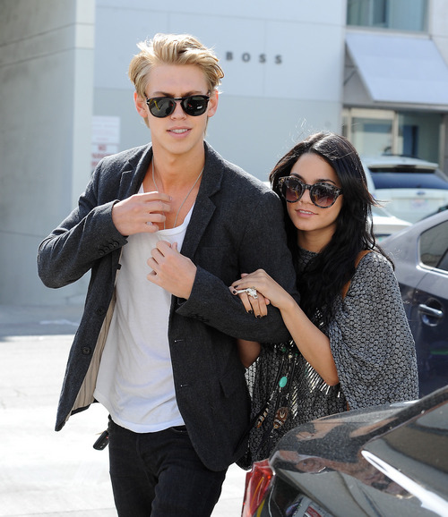 skullbliss: a-u-reate: I don’t like seeing Vanessa with anyone besides zac am I alone ^^ But Austin&#8217;s so beautiful!