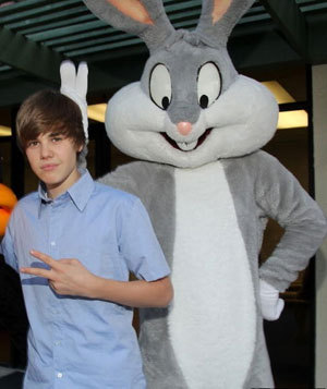 this one’s your call, people. little justin bieber, while ruining everyone’s night at six flags: duckface or no? also, is bugs bunny trying to give jbiebz some bunny ears, there? … and yes, we DO hope this pisses off as many people as our “duckfaced robert pattinson” posts did.