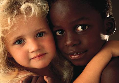 Resultado de imagem para criança branca e negra