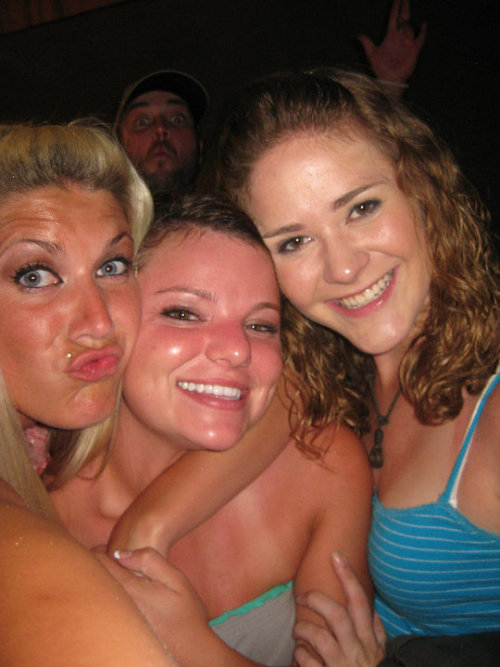 duckface needs to lay off the tanning bed, and we&#8217;re loving photobomb dude in the background. he&#8217;s like &#8220;HELP, HELP, DO YOU SEE THIS SHIT?!?! GET ME OUT OF THIS BAR!!&#8221;