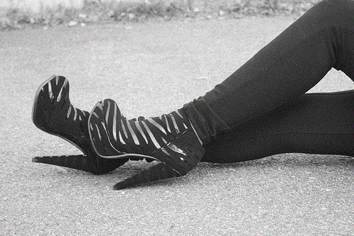 يعتقد الناسفستان أنيق للمراهقات باللون الأسود~أجمل تشكيلة أحذية بالكعب العالي