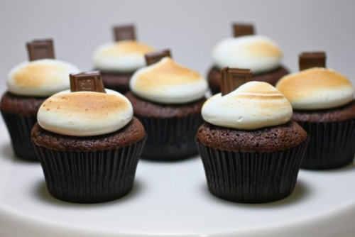 fuckyeahdessert: S’mores Cupcakes (by Smells Like Home) 