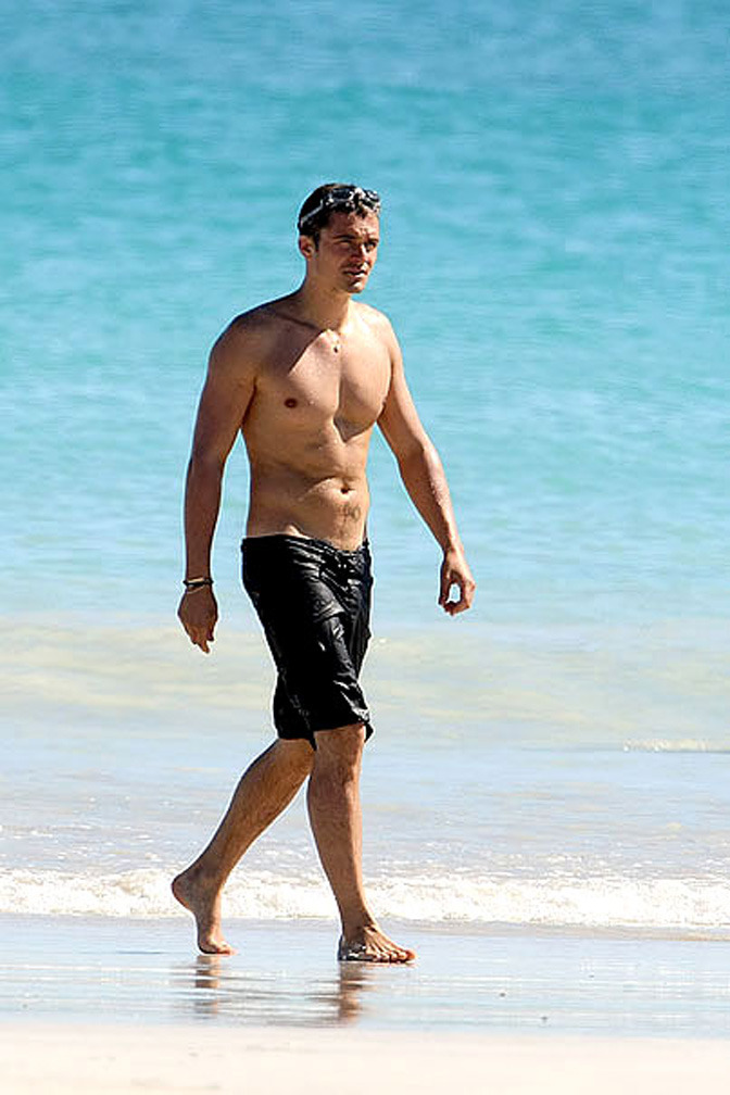The Men Of Hollywood: Orlando Bloom Shirtless Walking On The Beach