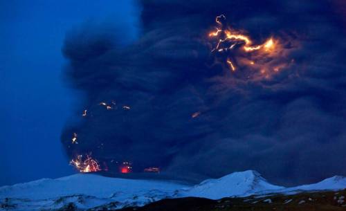 ‘Dirty thunderstorm’: Lightning in a volcano - Picture Stories- msnbc.com