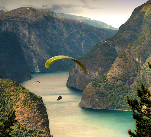 Paragliding along the Aurlandfjords (by B℮n) 