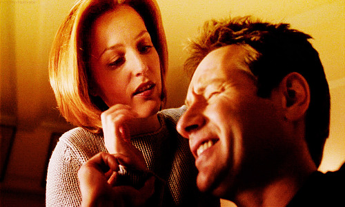 8x20 Essence "I see why you gave up a career in medicine for the FBI, Scully. You’ve got manos de piedra" 