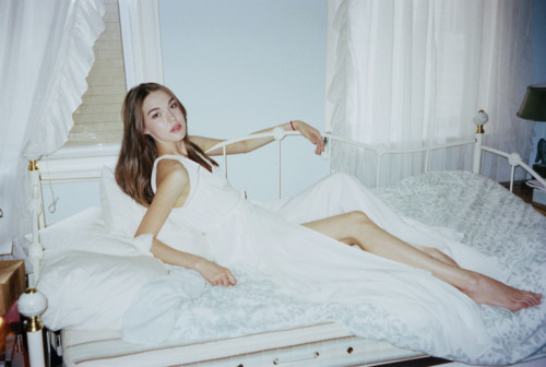 Xenia in bed ©Naomi Shon Photography