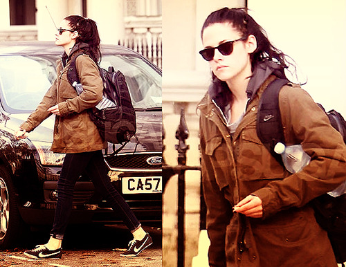 robandkristen: Kristen spotted leaving Rob’s house in London - November 16, 2011 (more here) 