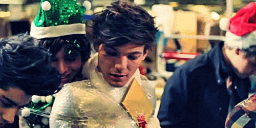 shippinglarry: Harry: “BABY, ALL I WANT FOR CHRISTMAS IS LOU!”