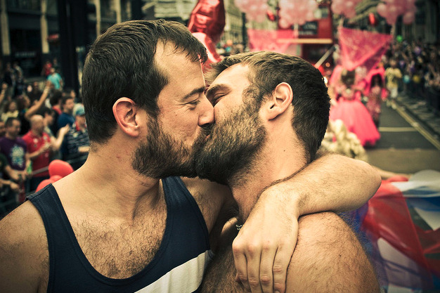 Resultado de imagem para barbudos se beijando