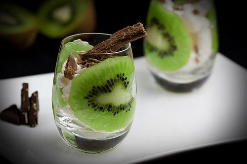 wrists: fresh kiwi slice with coarse crushed merengue pieces and chocolate flakes (by pvcpvc) 