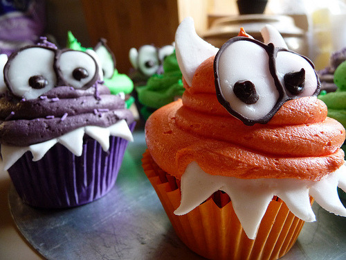 robot-heart: Very Scary Monster Cupcakes (by obliviousfire) I WANT TO MAKE THESE!  