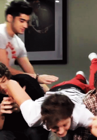onedirection-to-my-heart: sassyassslou: friedlemons: onedirectionrunmyvagina: onedirectionlondon: hstylinson: omfg I love how how touches it. .and carries on looking Harry, what are you doing? harry, you little tickle monster you lol the longer you watch it the funnier it gets harry hahahahahah 