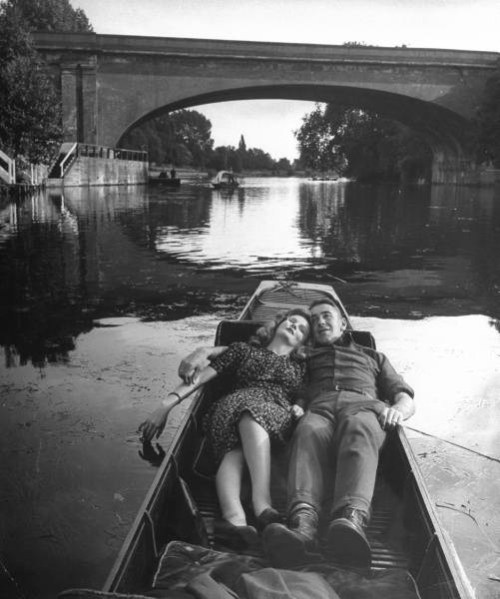 legrandcirque :David E. Scherman, A couple lying in a small boat together, looking up at the sky, United Kingdom, 1942. 
