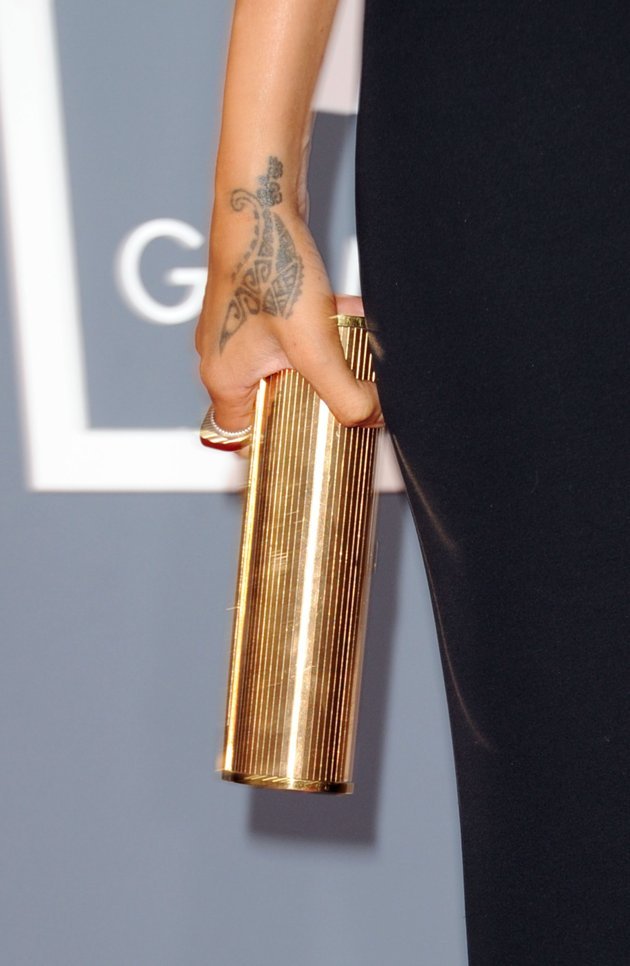 fuckyeahrihanna:

Close up of Rihanna’s clutch. 
