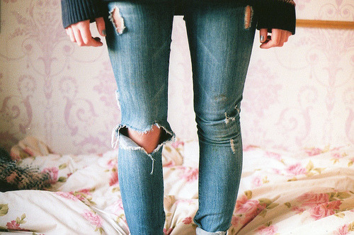 Resultado de imagem para tumblr jeans rasgado