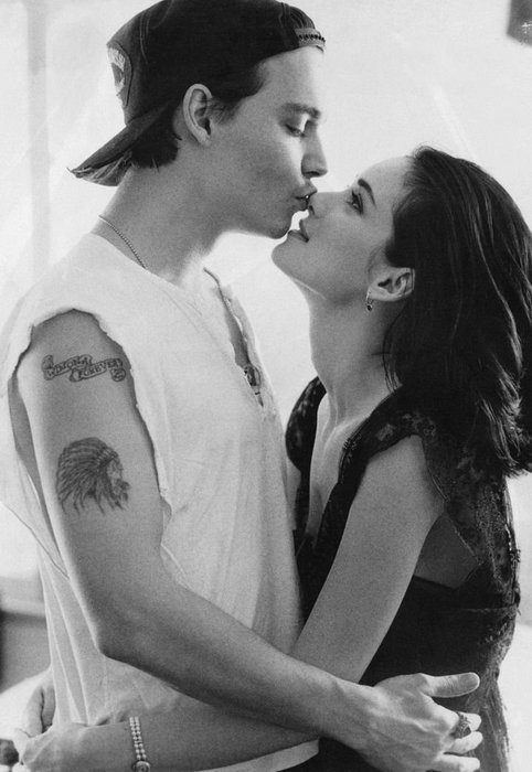 tron-cat: skeletalisms: thedecidedreamer: another picture of Johnny Depp and Winona Ryder &lt;3 this is perfect, probably my favorite just look at the way she looks at him ashfsid dream couple johnny, kiss my nose too