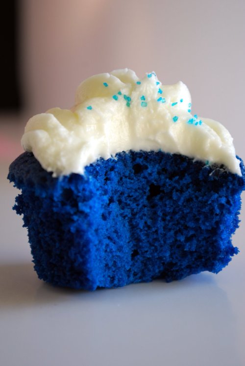conflictingheart:

Blue velvet cupcakes - recipe found here