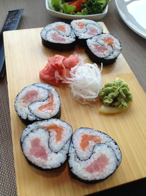 coco-bay: mangowater: looks like ying yangs i love sushi 