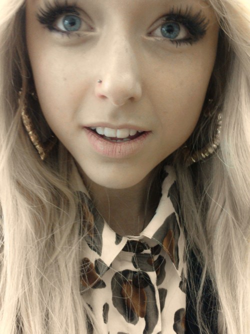 close up of my new nose stud ^.^