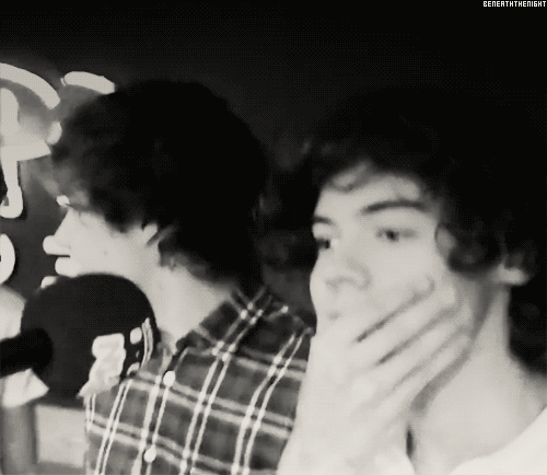 nothings-fine-1ds-torn: i dont know whats cuter in this, what harry’s doing, or how liam looks at the camera then looks away like “shit” 