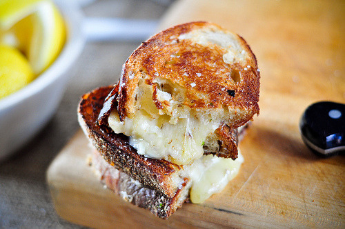 neekaisweird: classic grilled cheese (by Jae Rose) 