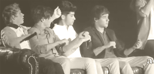 letmalikharrysdimples: fallenforpayne: the-charming-type: Niall, Louis, Zayn and Liam pretending to play the violin during Gotta Be You #apparently zayn learned to play the violin one handed #because he needs to keep the other around liam Reblogging for this ^ comment