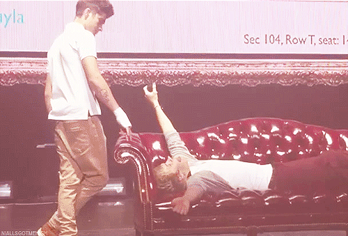  Zayn sticking his hand in Niall’s mouth (x) 