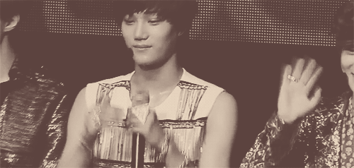 66/100 Kai gifs - A big round of applause, please! That was a wonderful heart, Jongin. \(◕‿◕✿)/ *:･ﾟ