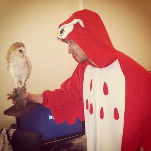 becks28nz:

Arthur Darvill dressed as an owl, with an owl - all...