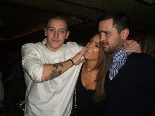 doitlikeapeazer: daniellepeazerisoursunshine: More Danielle with friends. lol I want to hang out with her 