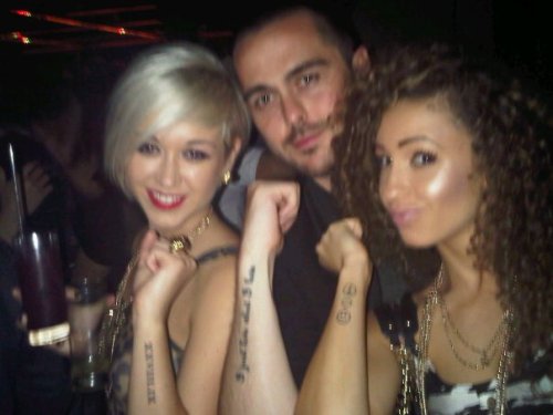 daniellepeazerisoursunshine: It’s a shame that it has bad quality, ‘cause he can see her cute tattoo here. 