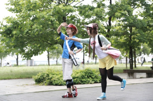 cosplayninja: Here’s a cute shot of Pokemon B&amp;W 2’s heroine and hero as cosplayed by Kotori and Soratosuguru. 