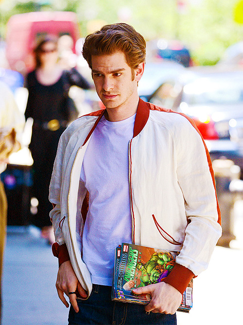  Andrew Garfield in Tribeca with a hand full of comics 