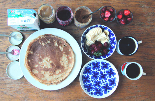 insertpiehere: all-organic whole-wheat pancake breakfast with a ridiculously amount of different toppings. peanutbutter, apple sauce, raspberry jam, banana slices and the super delicious organic strawberries from Gotland. 