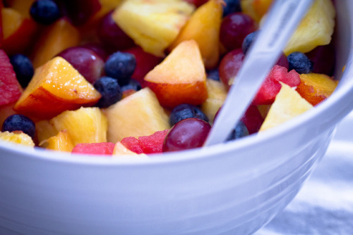 eatmebiteme: fruit salad by Simon Jacobsohn on Flickr.