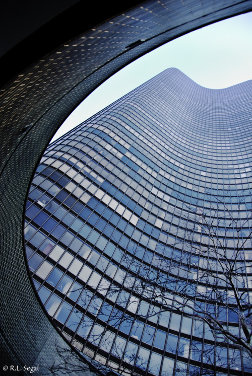 hiromitsu: Lake Point Tower Curve by rjseg1 on Flickr.