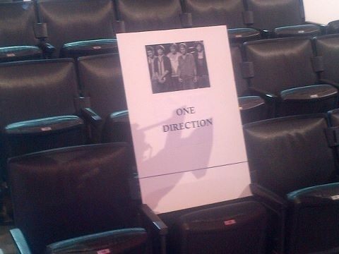paynetomyzayn: letsmakebabiestomlinson: thosewanderectionboys: The boys seats at the VMA’s x five people in one chair? I think they’ll manage i love how they used a fetus photo Thats the pic from the x factor omg