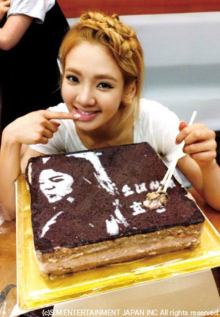 Pretty Hyo with her cake