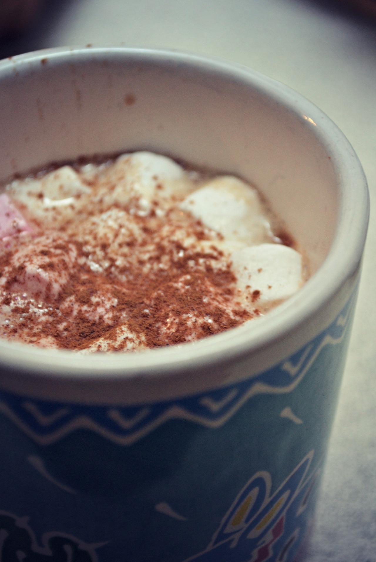 a-merry-little-christmas: Cinnamon-Vanilla Hot Chocolate Yummm :) 