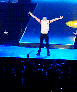 And theres Niall. Attempting to hug more than 17k people.
